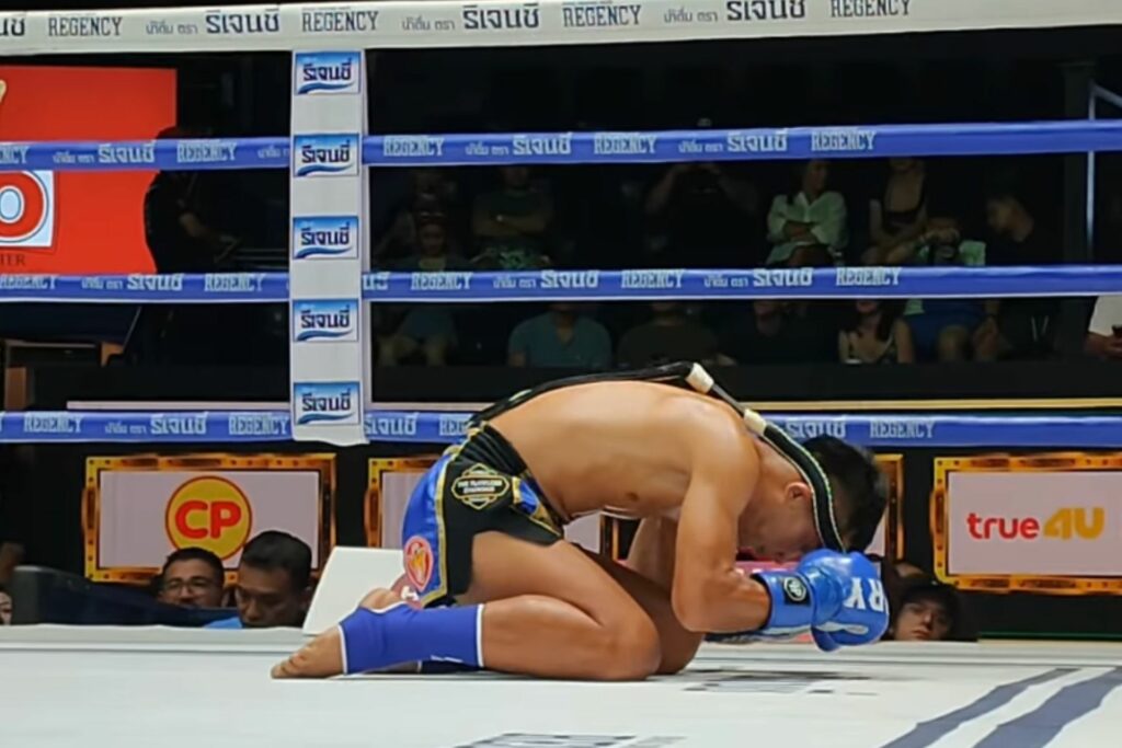 muay thai fighter pay respect in the stadium