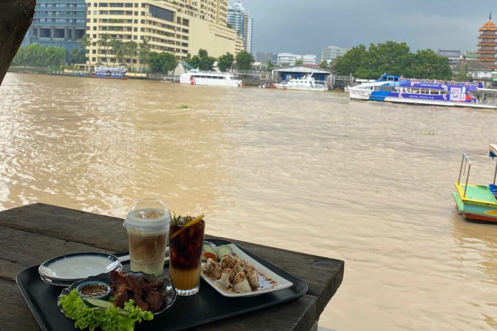 Food and drinks by Chao Phraya river